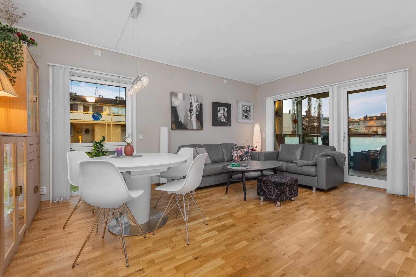 Stue med utgang til veranda Galleribilde