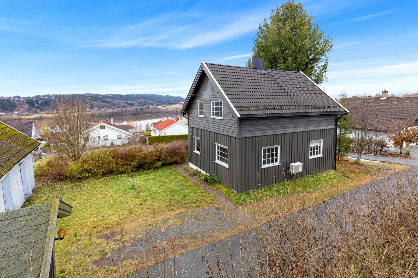 Sydoverveien 22! En landlig enebolig med solrik tomt! Galleribilde
