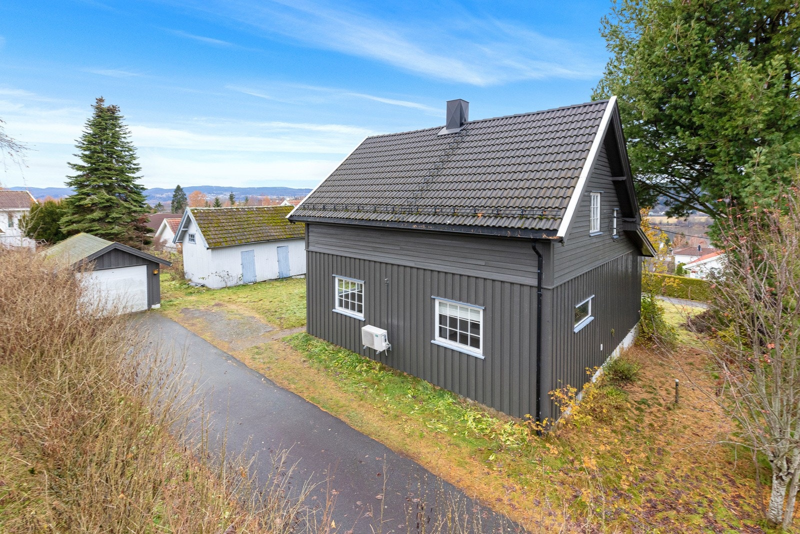 Det er gode parkeringsmuligheter på tomten, både i garasjen og framfor Galleribilde