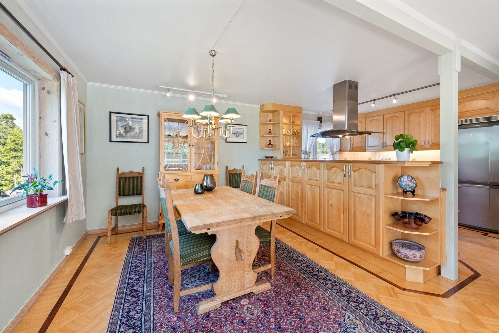 Spisestuen - god plass til å samle familie og venner Galleribilde