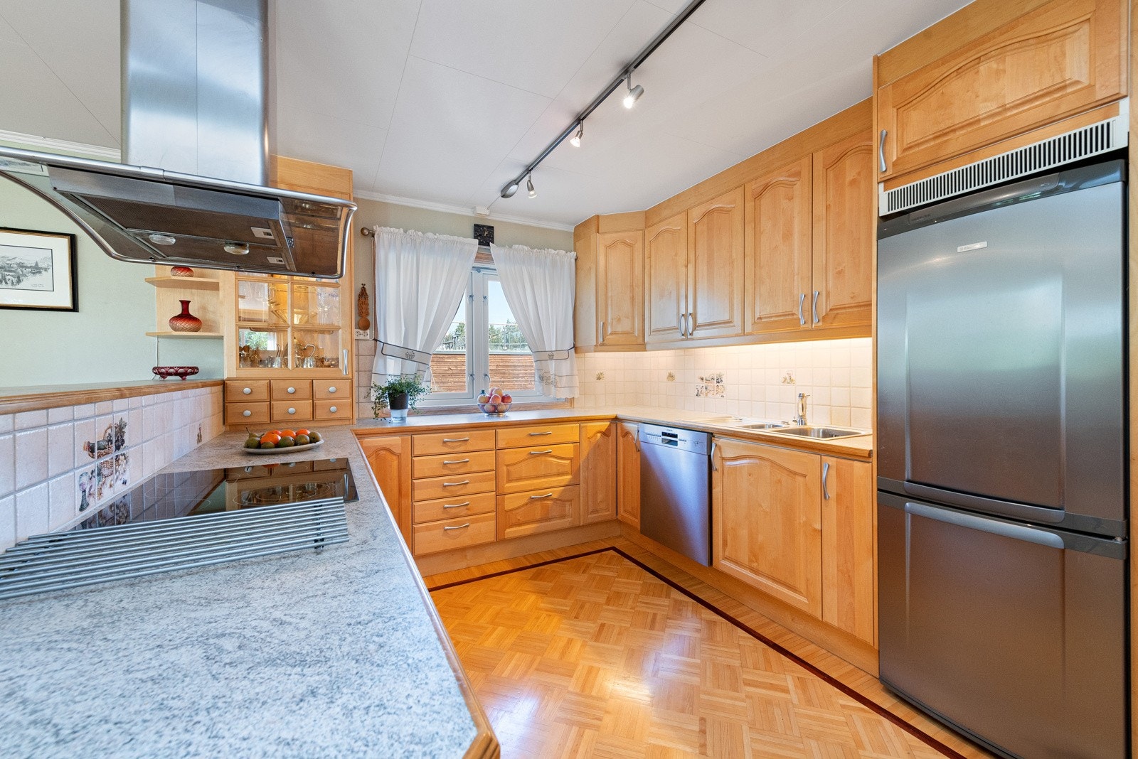 Stort og romslig kjøkken med masse skap og benkplass Galleribilde