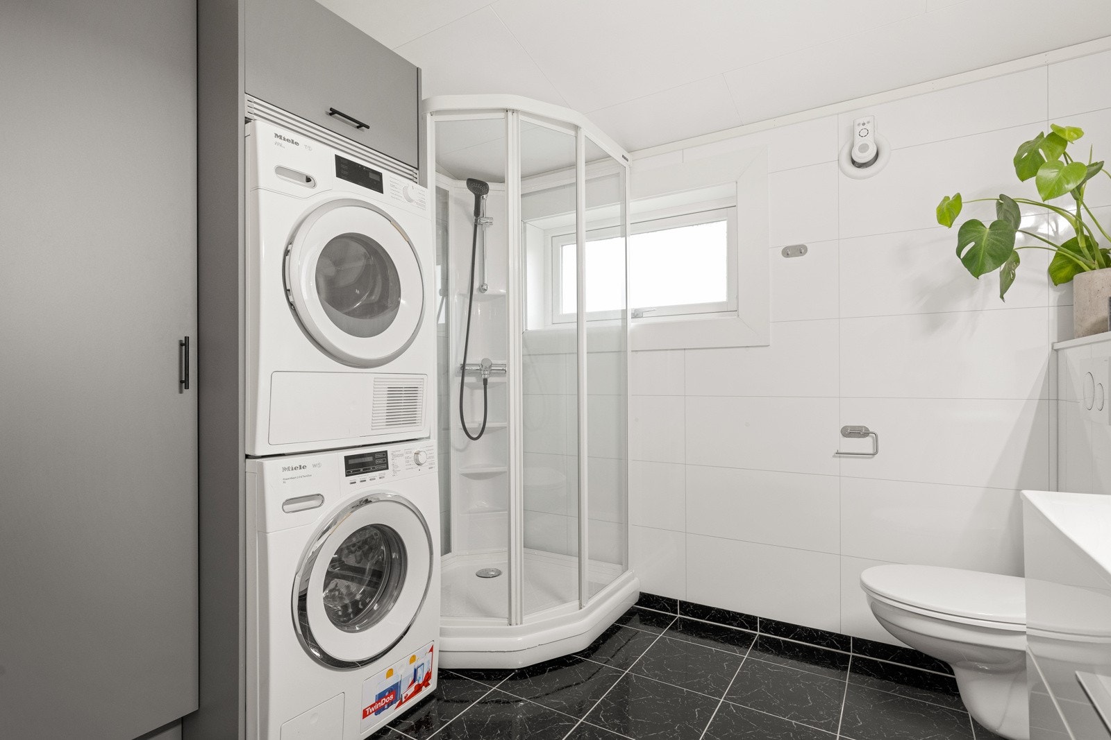 HTH høyskap på badet med inpass for vaskemaskin og tørketrommel Galleribilde