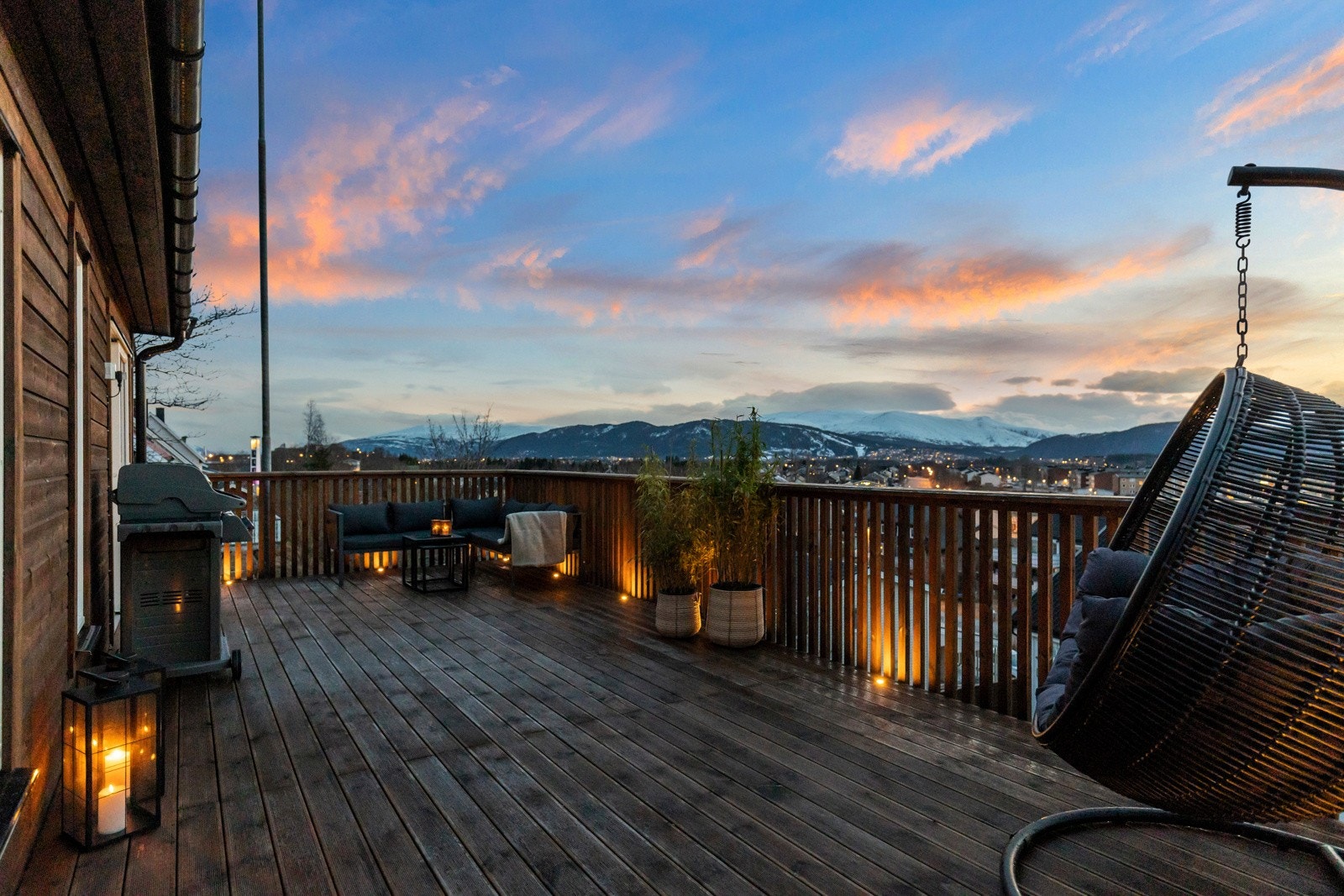 Boligen har en god takhøyde som gir rommet en luftig og åpen atmosfære Galleribilde