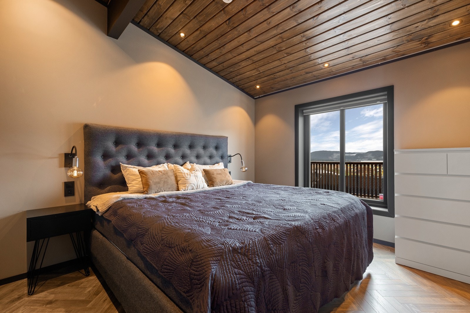 Hovedsoverommet er av god størrelse, her får du meget god takhøyde, store vindusflater og flott utsikt Galleribilde