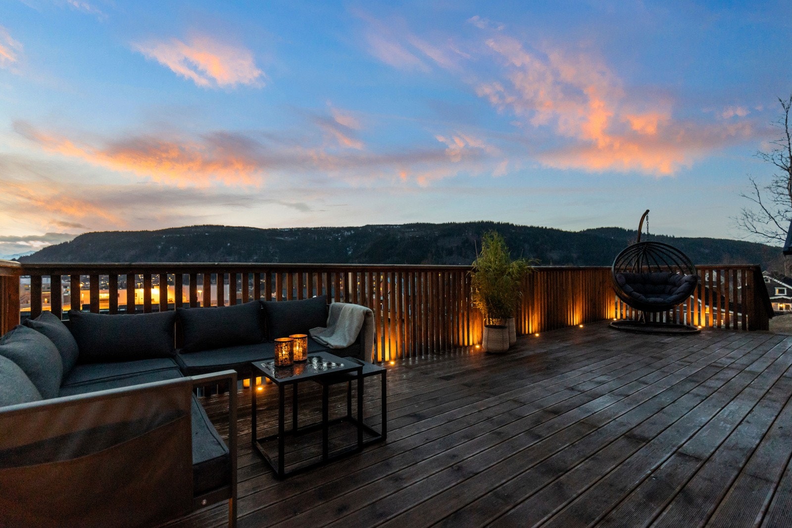 Terrassen er av god størrelse og rommer plass til flere hyggelige sittegrupper Galleribilde