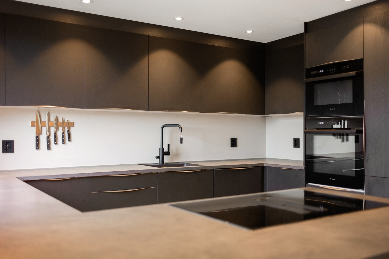 Kjøkkenet er fra 2019 og er utført i tidsriktig design. Her er alt av hvitevarer integrert og man har moderne koketopp med avtrekksvifte innebygd Galleribilde