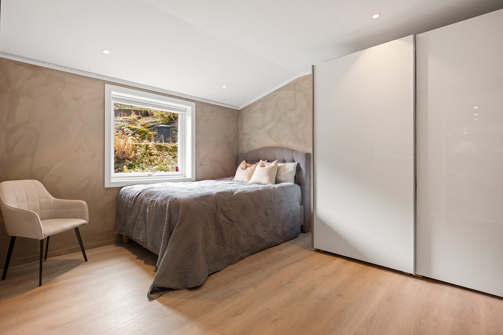 Boligens tredje soverom er av god størrelse og har plass til seng, nattbord og garderobeløsning Galleribilde