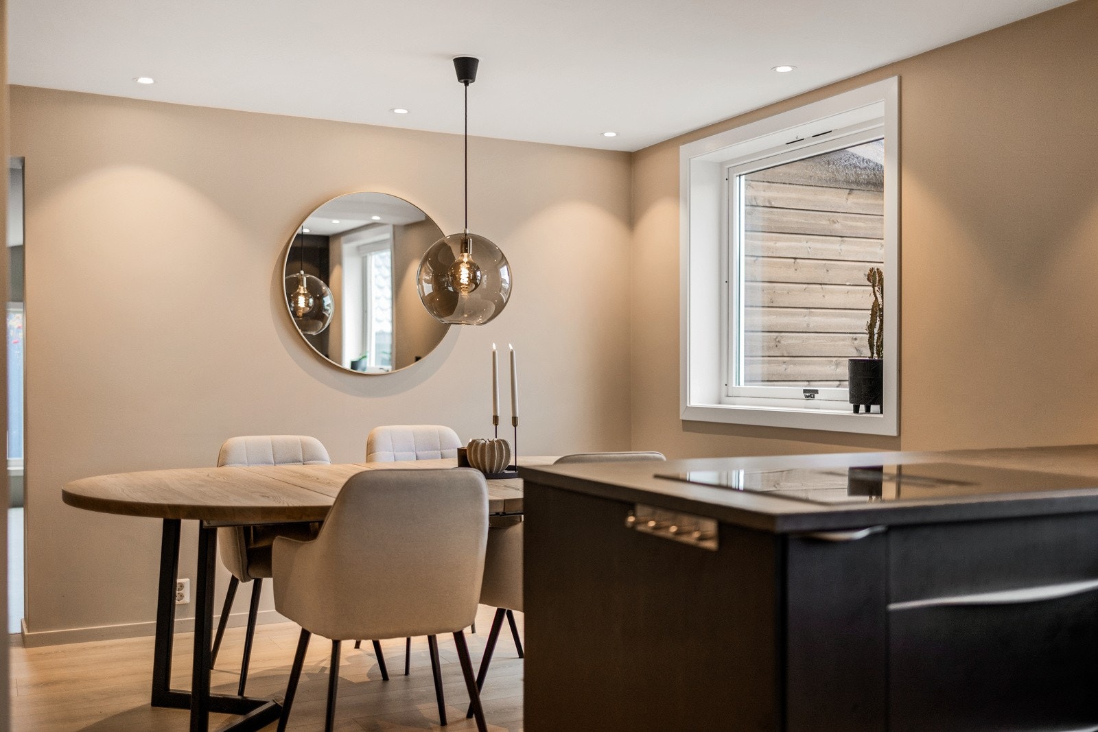 Den åpne løsningen gjør at samtalen kan flyte fint mellom gjestene og kokken Galleribilde