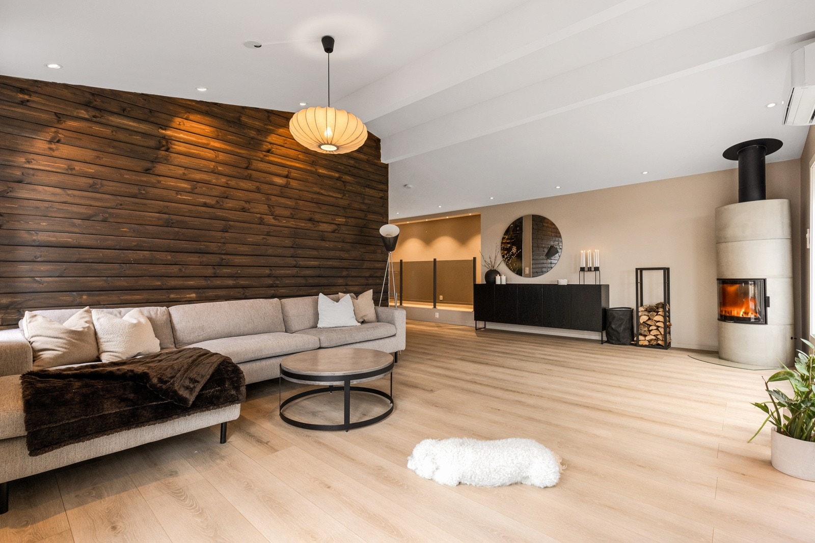 Boligen fremstår som svært lekker og har blitt oppgradert med materialvalg av god kvalitet Galleribilde