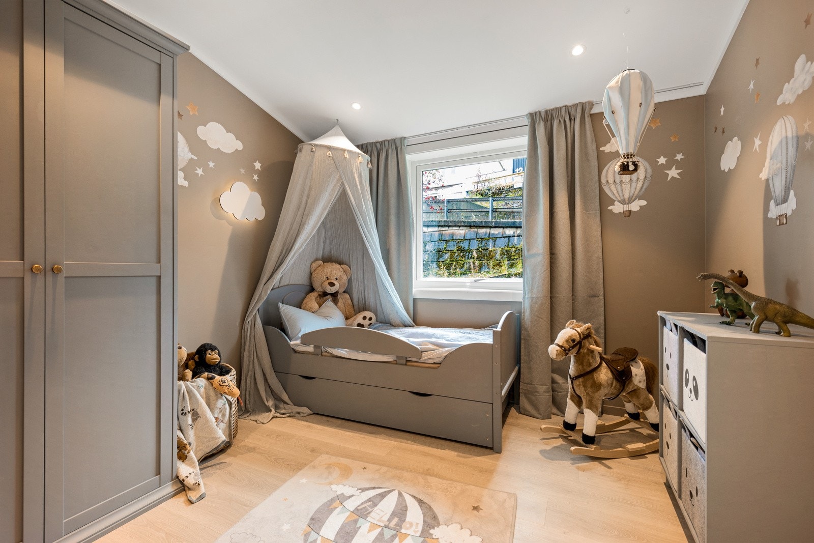 Soverommet er malt i en lun farge og rommer plass til seng, nattbord, garderobeløsning og skrivebord Galleribilde