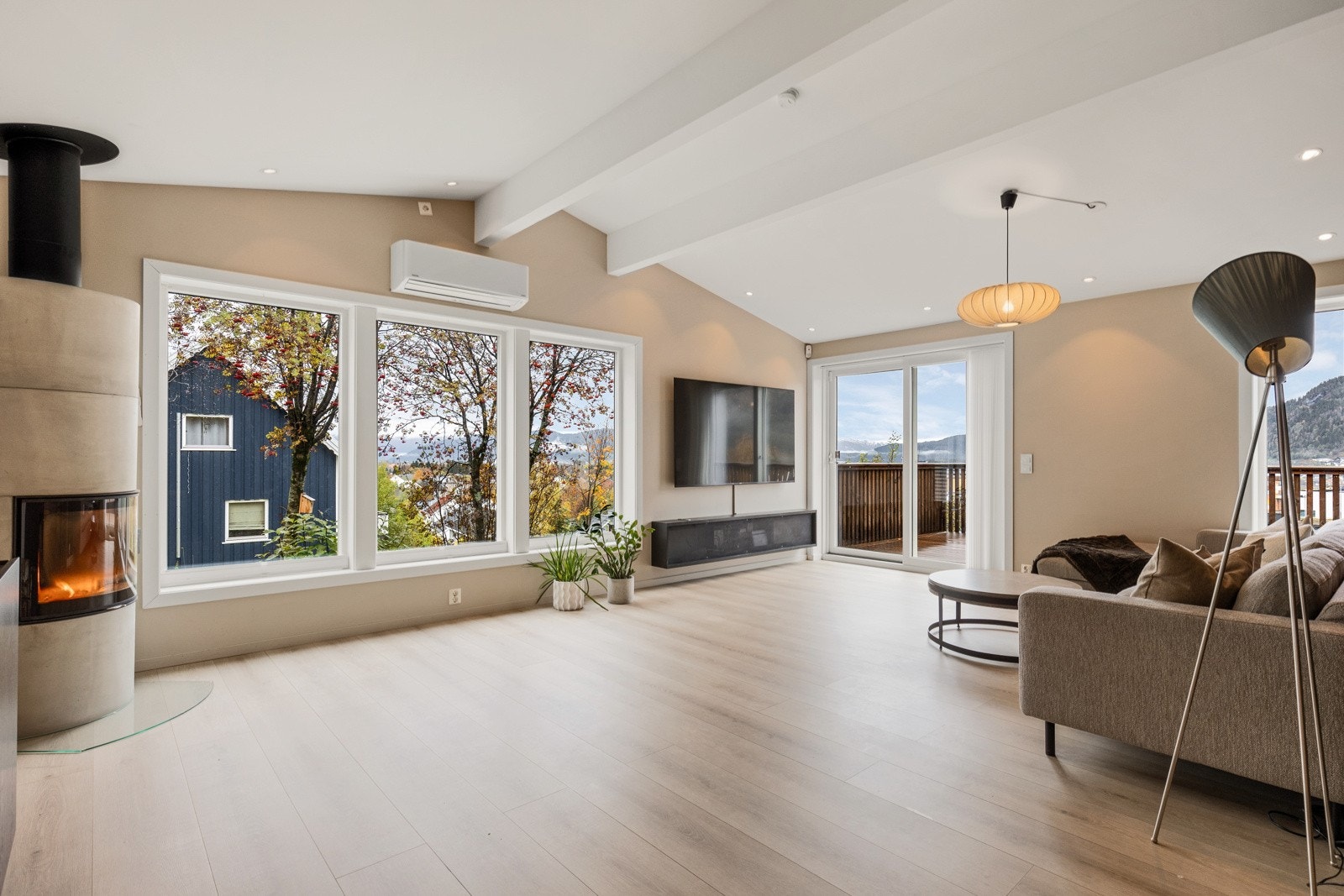 De store vindusflatene gir godt med naturlig lys inn Galleribilde