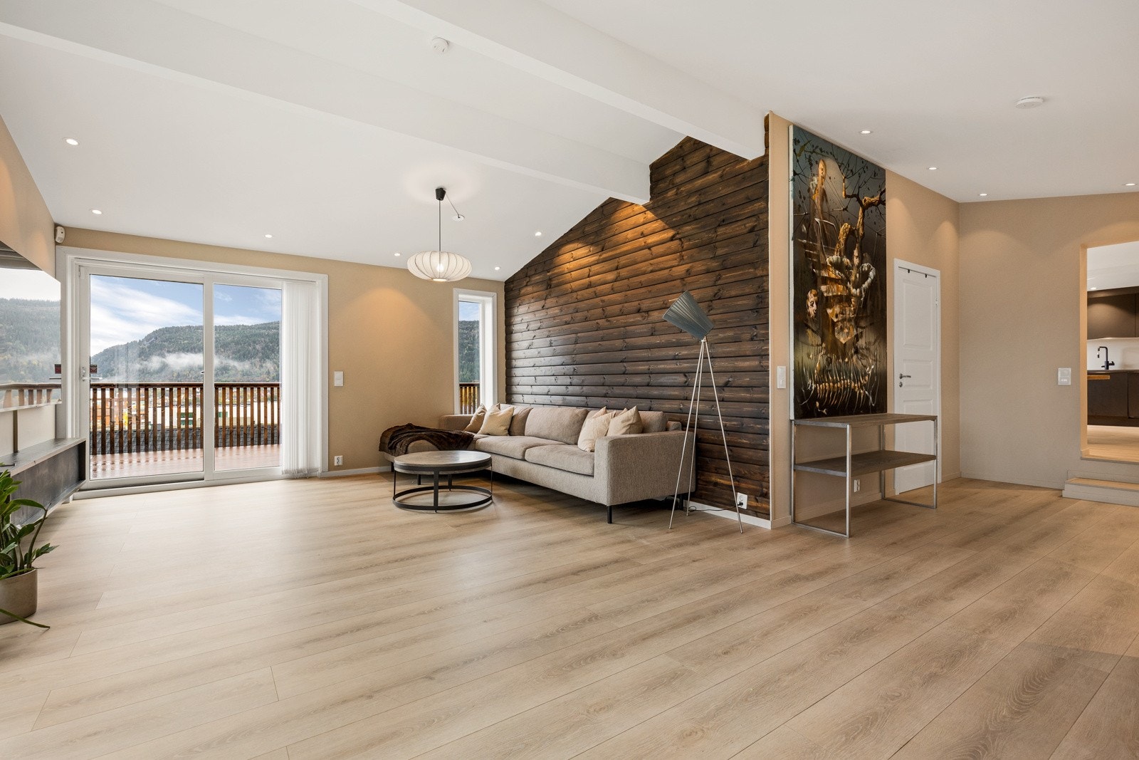 EIE eiendomsmegling har gleden av å presentere Steinbakken 13 - En lekker enebolig med god standard og fantastisk utsikt I stuen har du en god takhøyde som gir rommet en luftig og åpen atmosfære Galleribilde