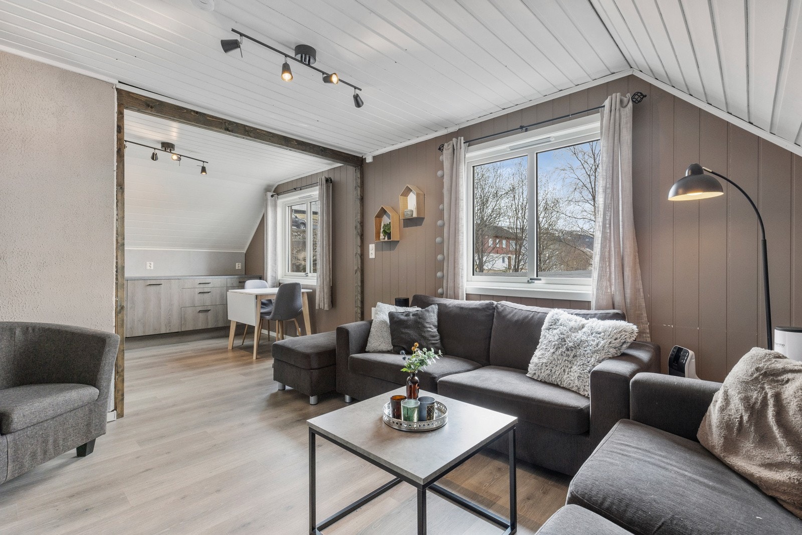 Plass til sofagruppe med tilhørende møblement Galleribilde