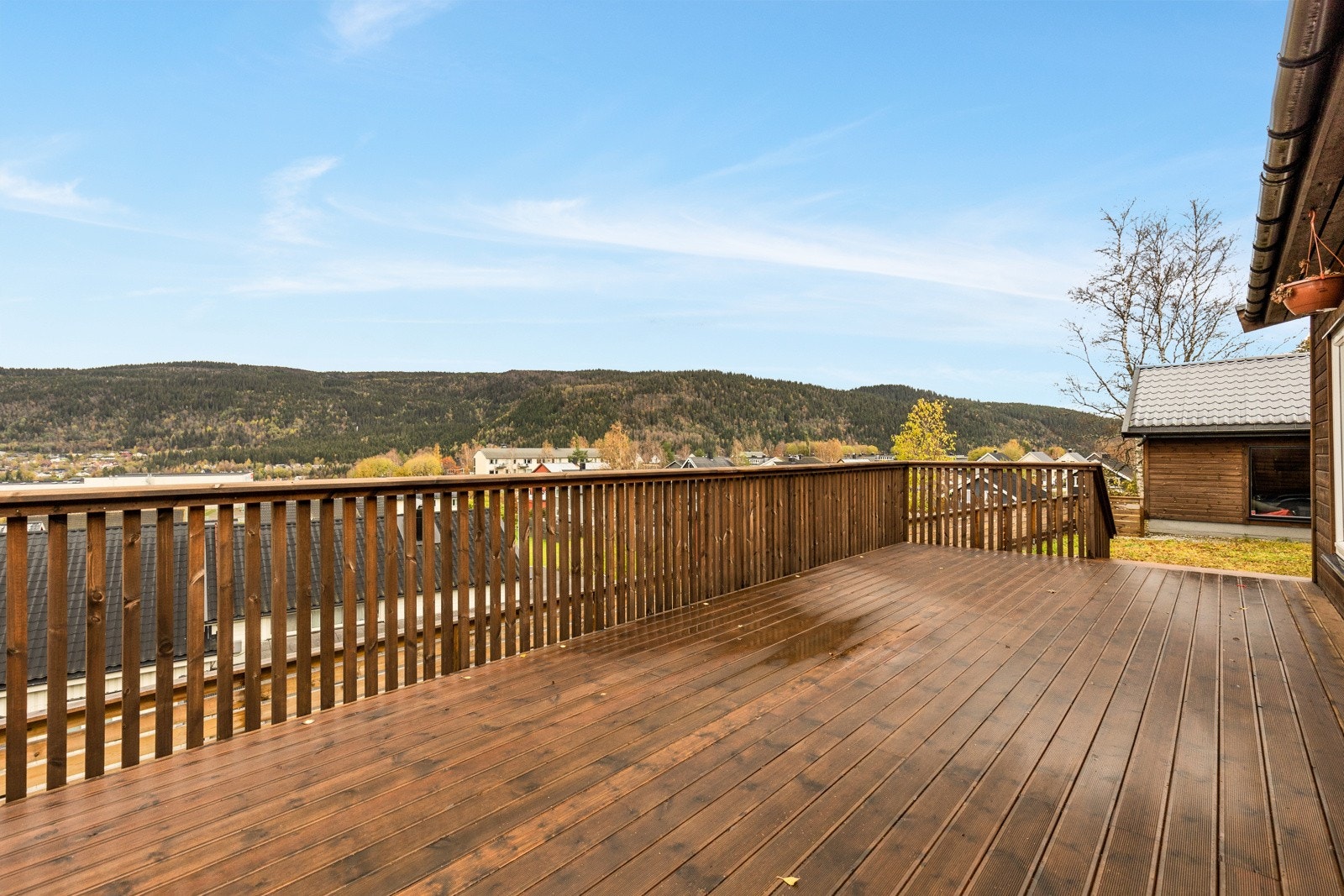 Fra terrassen har du utgang til inngjerdet hage Galleribilde