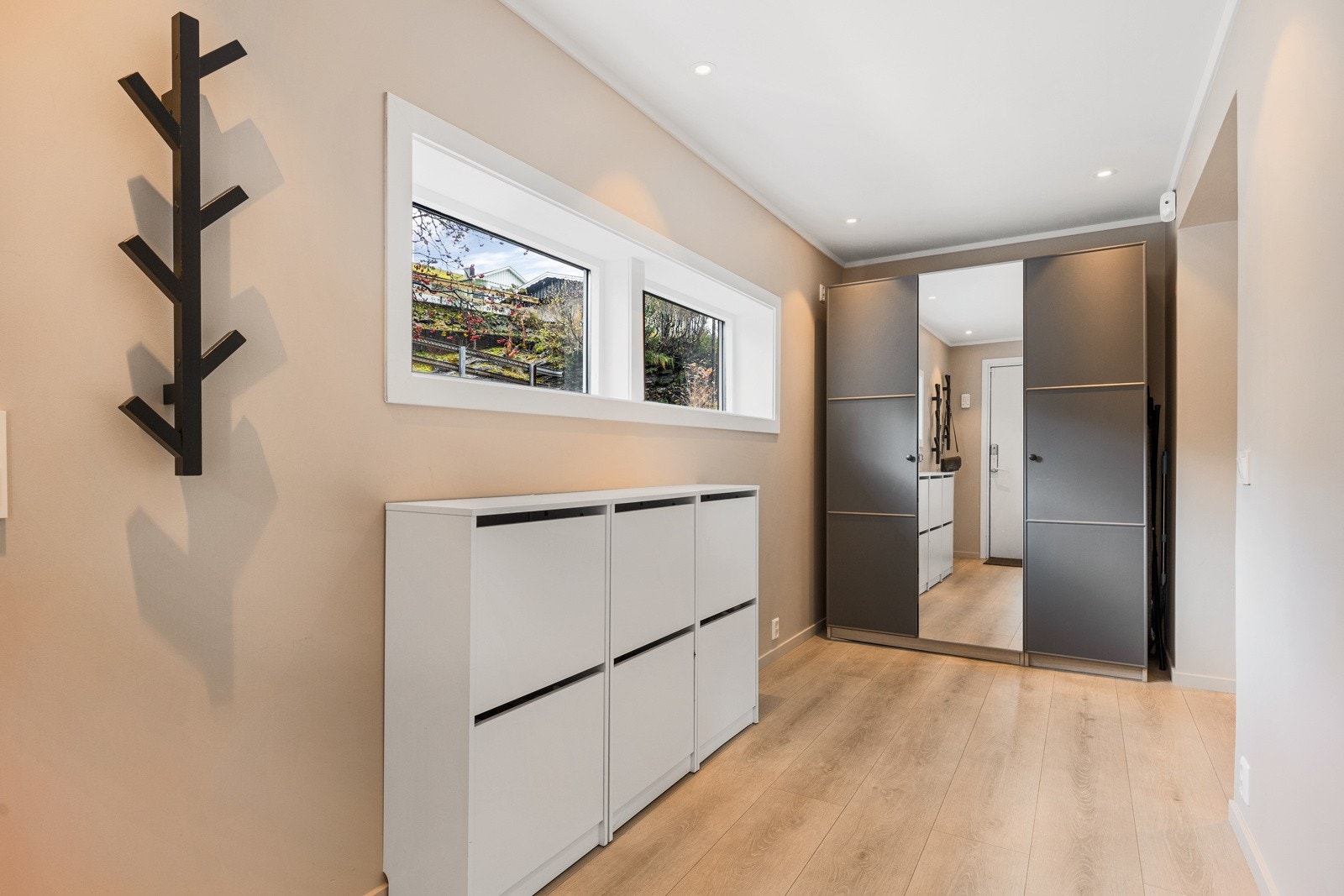 Stor skyvedørsgarderobe som gir god plass for oppbevaring av klær og sko Galleribilde