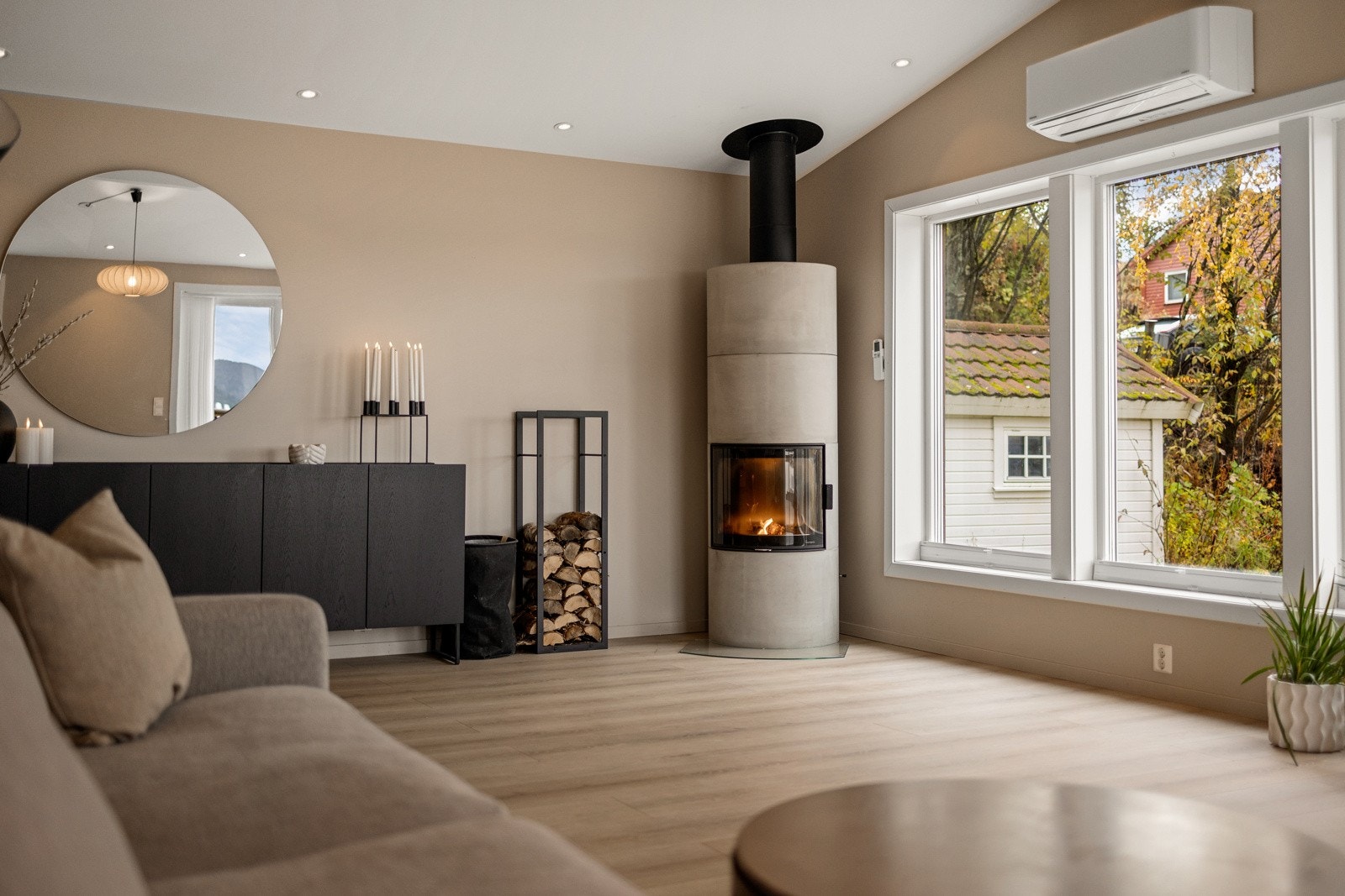 Boligen varmes opp med ny vedovn og varmepumpe Galleribilde