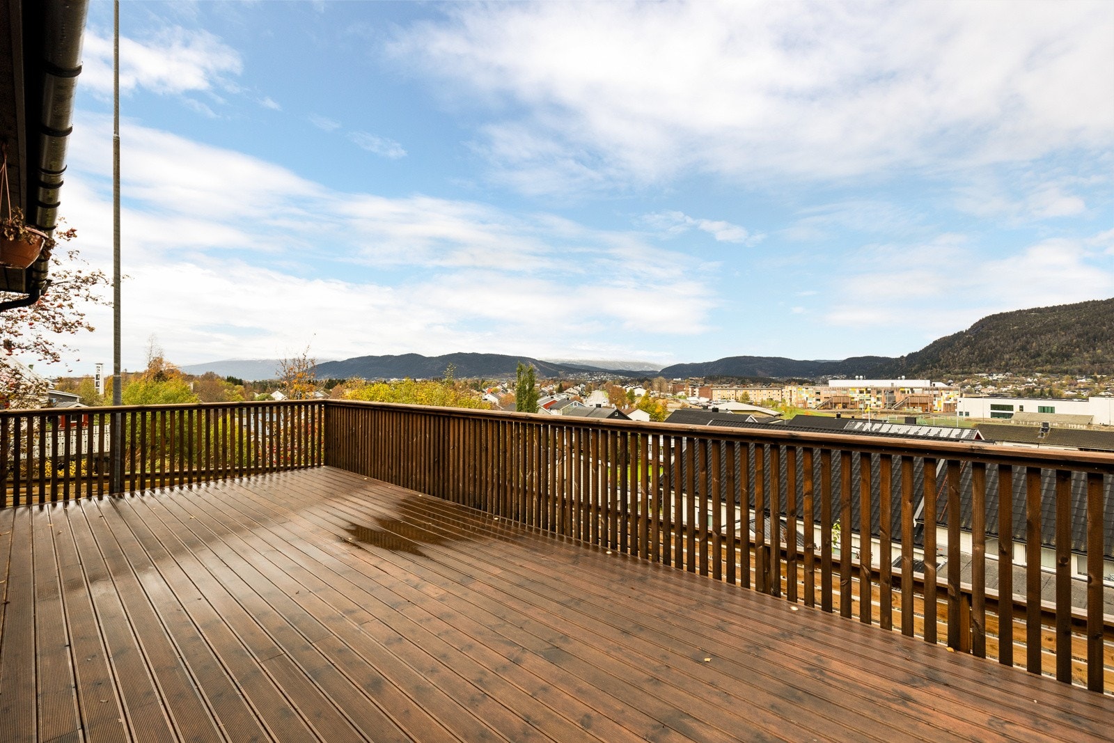 Fra stuen har du direkte utgang til en stor og solrik terrasse Galleribilde