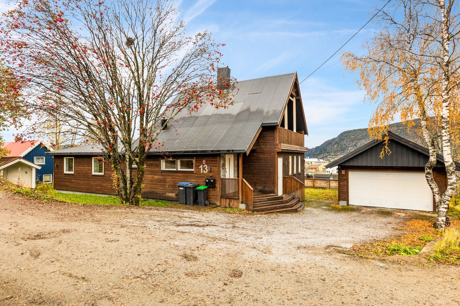 Boligen har en attraktiv beliggenhet på Gruben samt en inngjerdet hage så barna kan løpe fritt Galleribilde