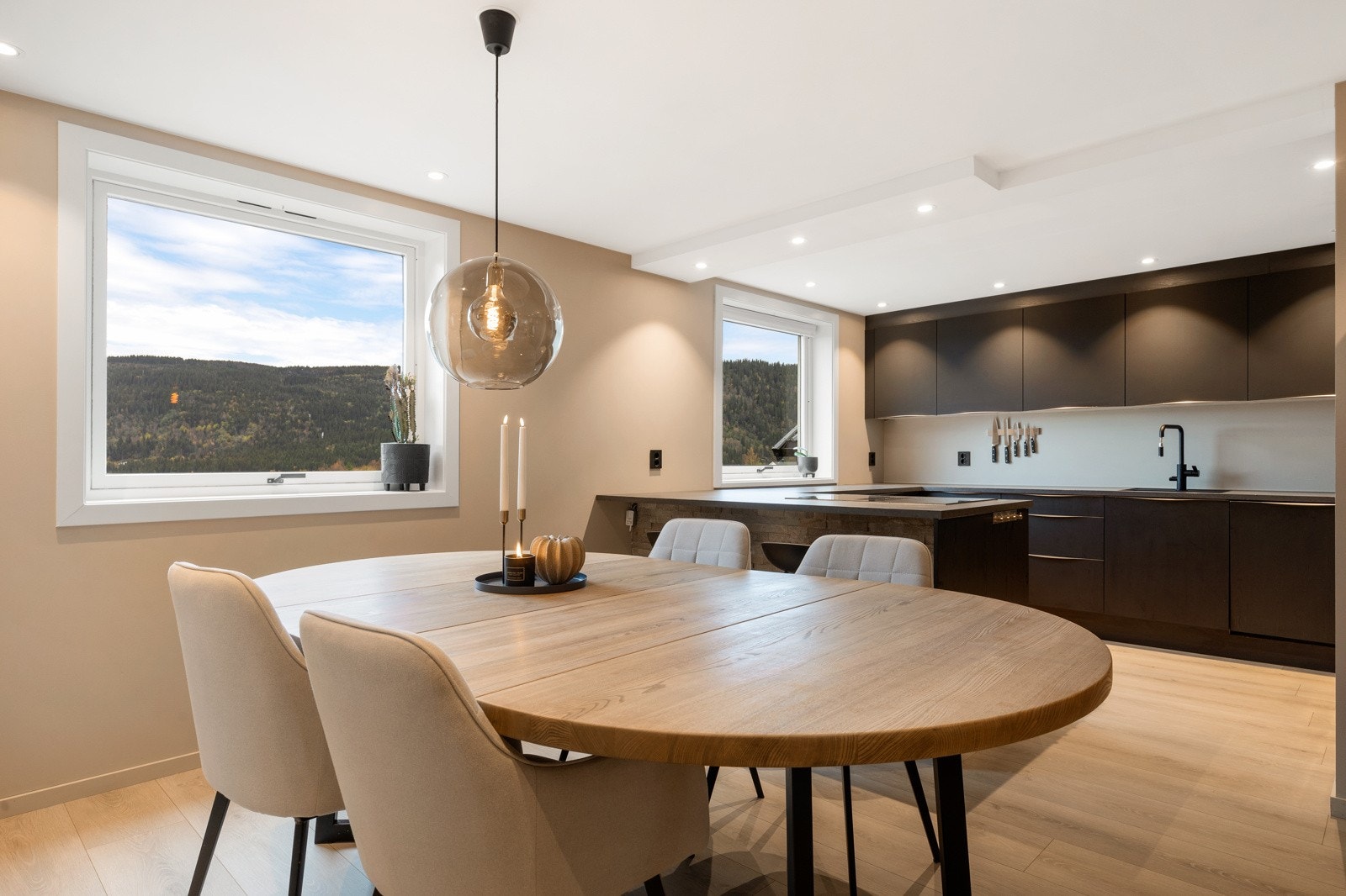 Spiseplassen får sin naturlige plass ved kjøkkenet - Her er det plass til et stort spisebord hvor man kan invitere venner og familie på middag Galleribilde