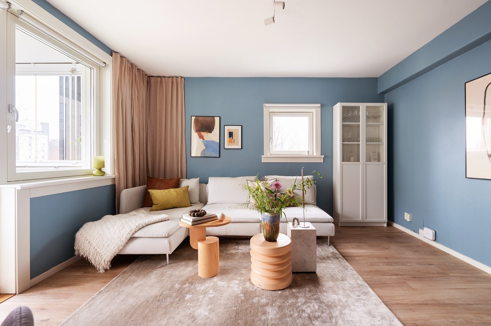 Leiligheten har en praktisk planløsning med godt lysinnslipp fra store vindusflater. Galleribilde