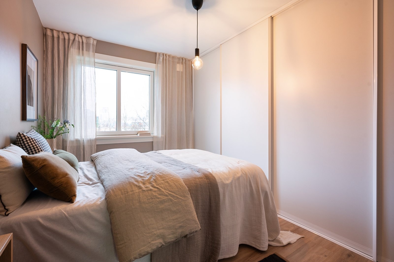 Det er rikelig med oppbevaringsplass i et svært romslig garderobeskap. Galleribilde
