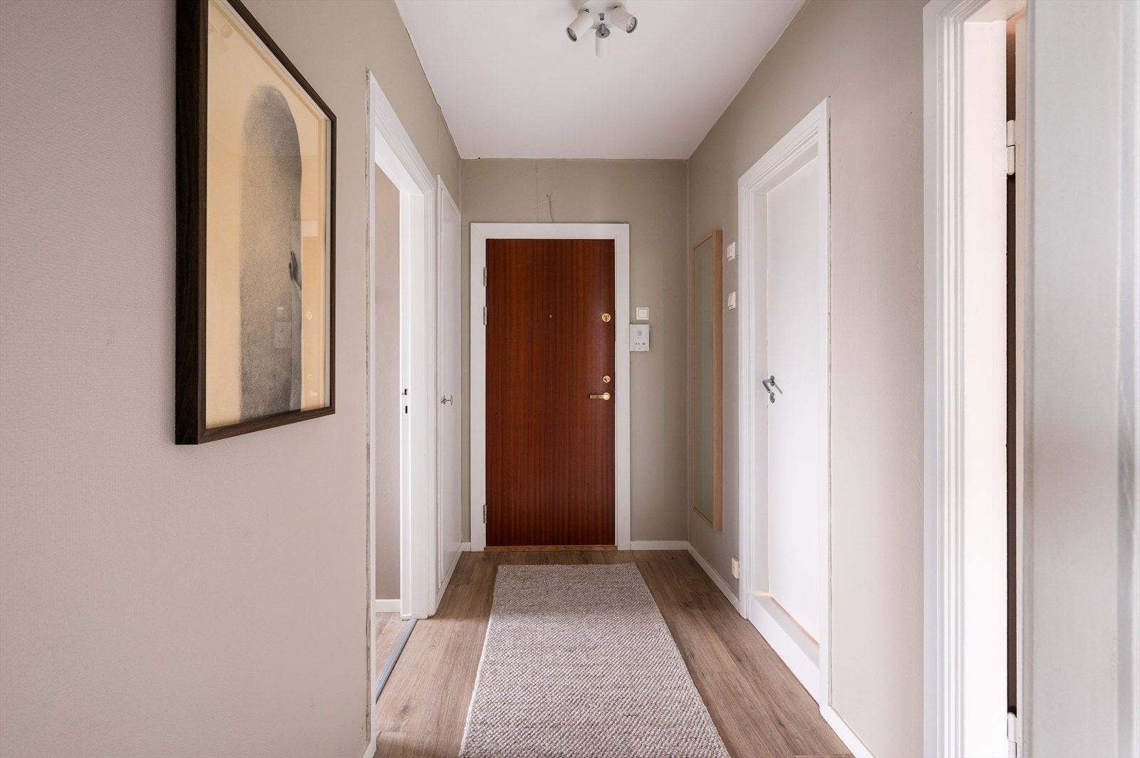 Velkommen inn! En åpen og luftig entré med god plass til å henge fra seg ytterklær. Galleribilde