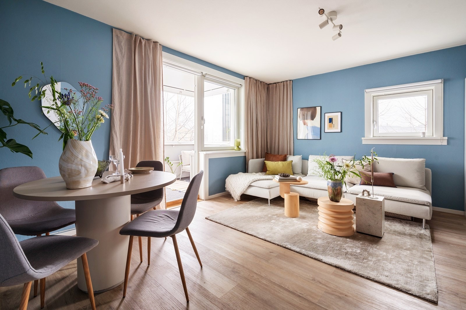 I stuen har du naturlig soneinndeling, med god plass til stor sofa og spisebord. Galleribilde