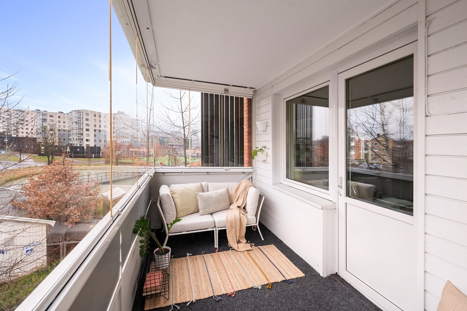Fra stuen har du utgang til en innglasset balkong på ca. 9 kvm. Som forlenger brukstiden utover sesongen. Galleribilde