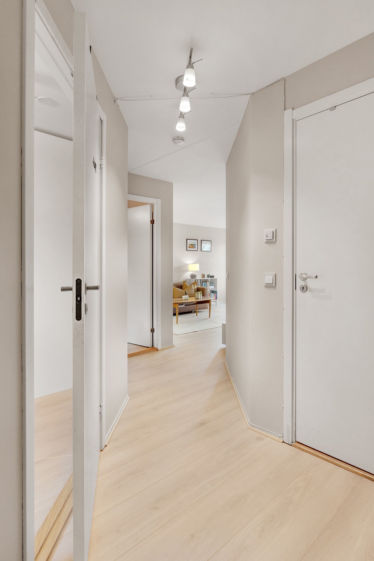 Du blir først møtt av en lys og flott entré. Galleribilde