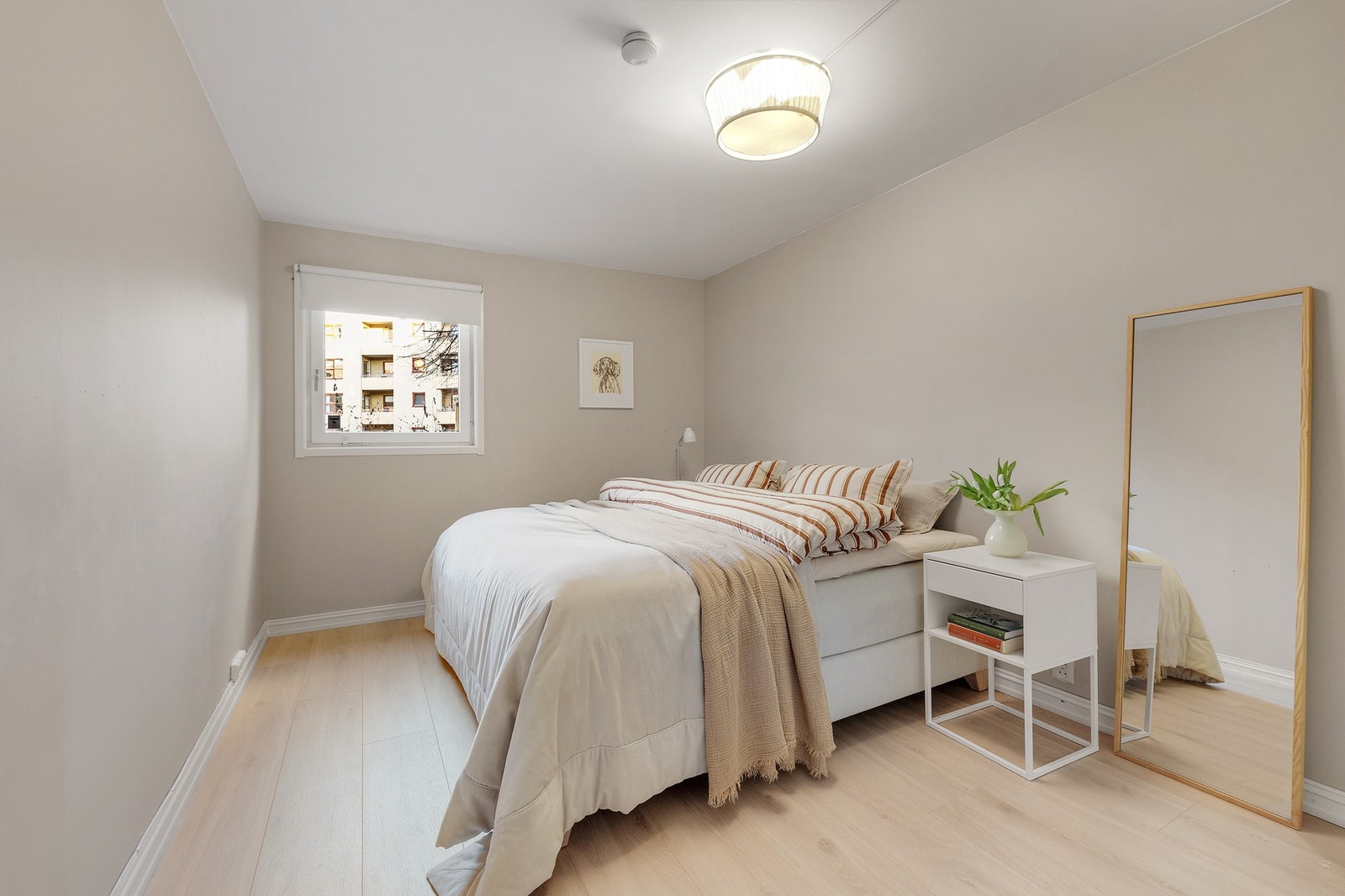 Rommet er av god størrelse med plass til dobbeltseng, samt tilhørende nattbord. Galleribilde