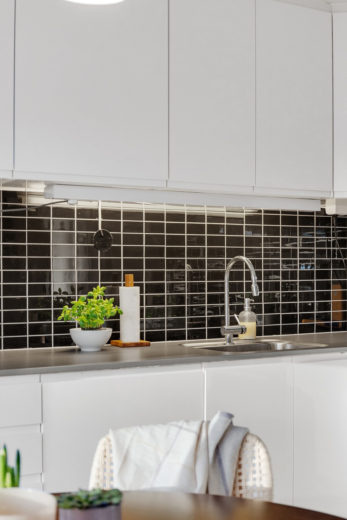 Kjøkkenet er utstyrt med laminert benkeplate med integrert kjøkkenkum. Galleribilde