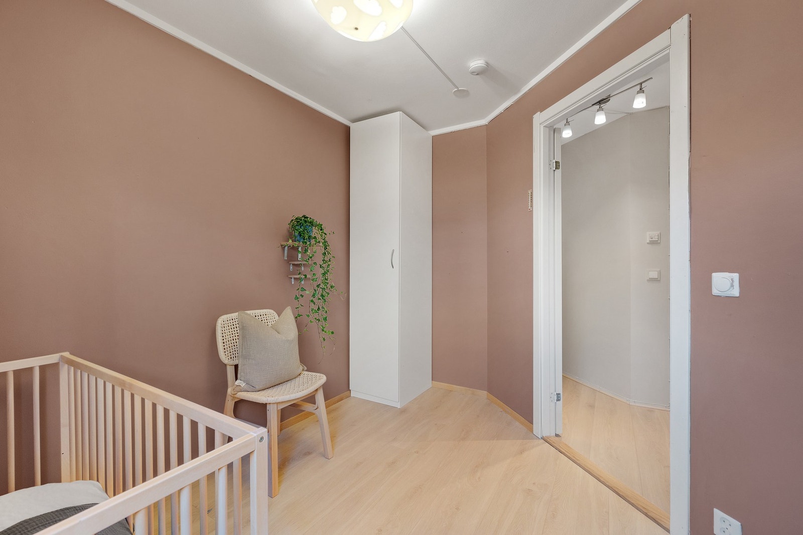 Dgt;et er plass til seng, samt garderobeskap. Galleribilde