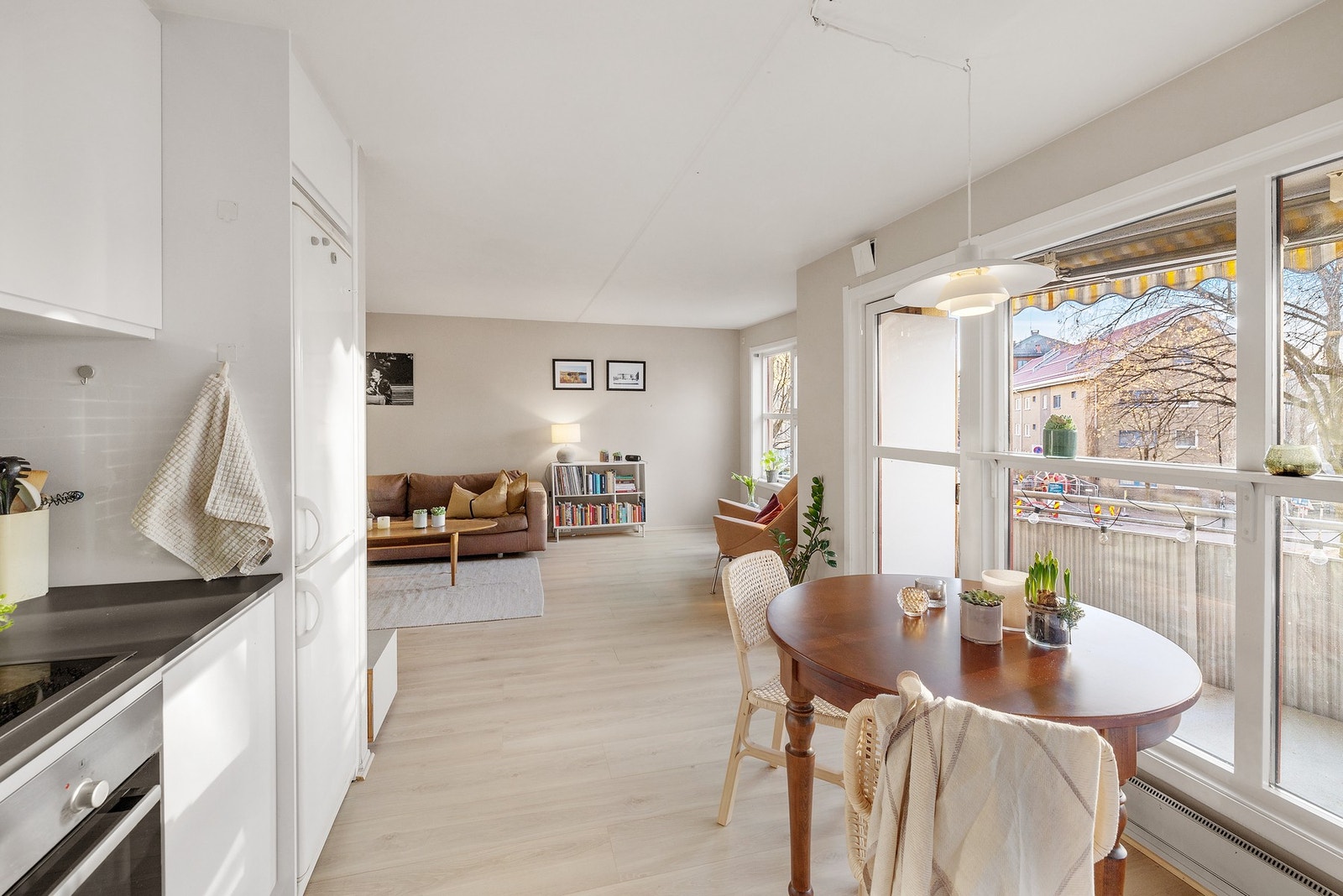 Det er integrerte hvitevarer; komfyr, oppvaskmaskin og kjøleskap/fryser. Galleribilde