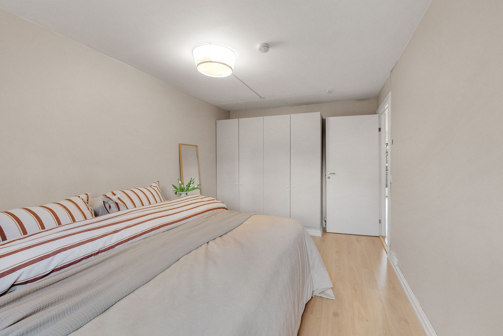 Stort, praktisk garderobeskap følger med. Galleribilde