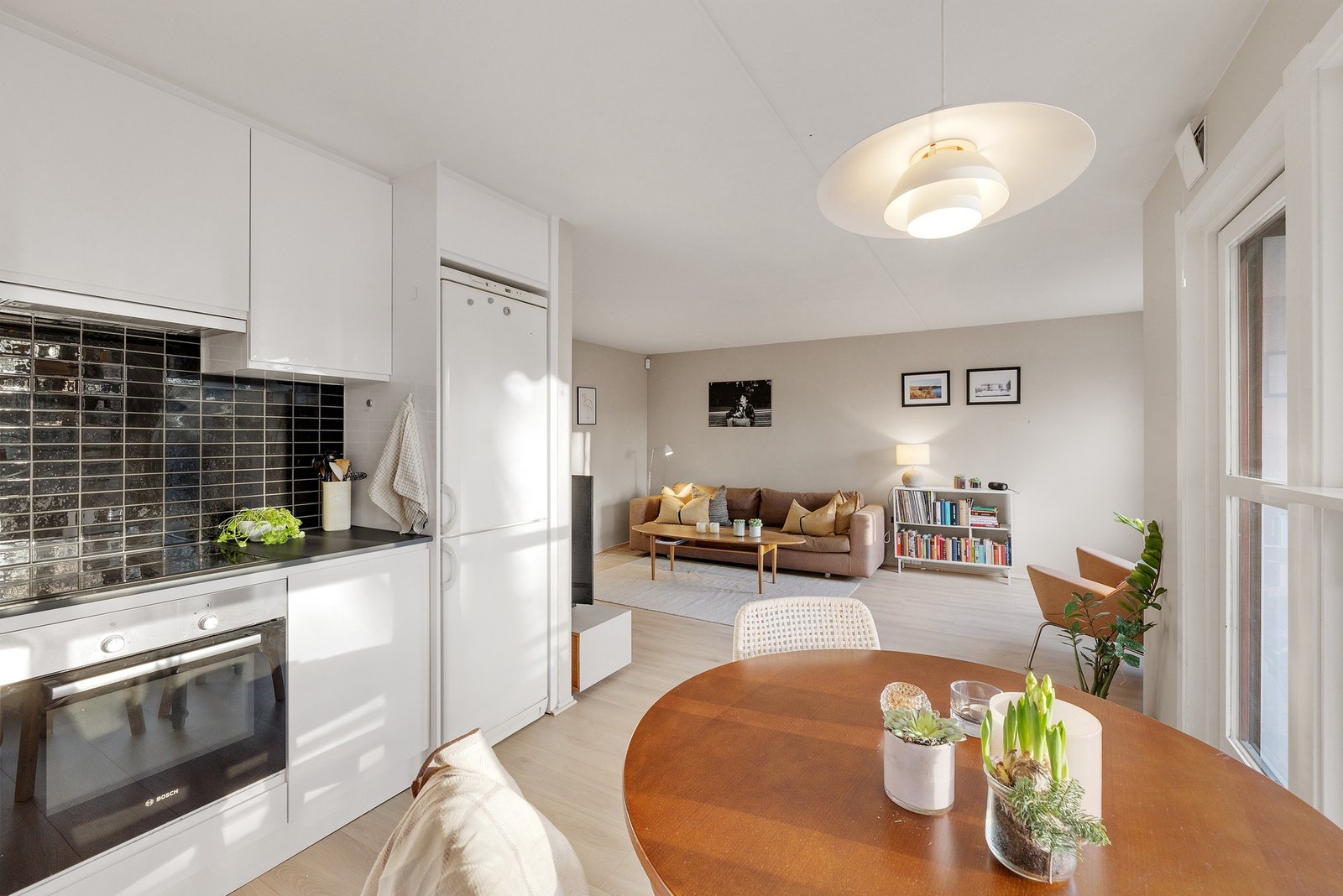 Kjøkkenet er svært praktisk med mye skap- og benkeplass som sørger for optimale oppbevaringsmuligheter. Galleribilde