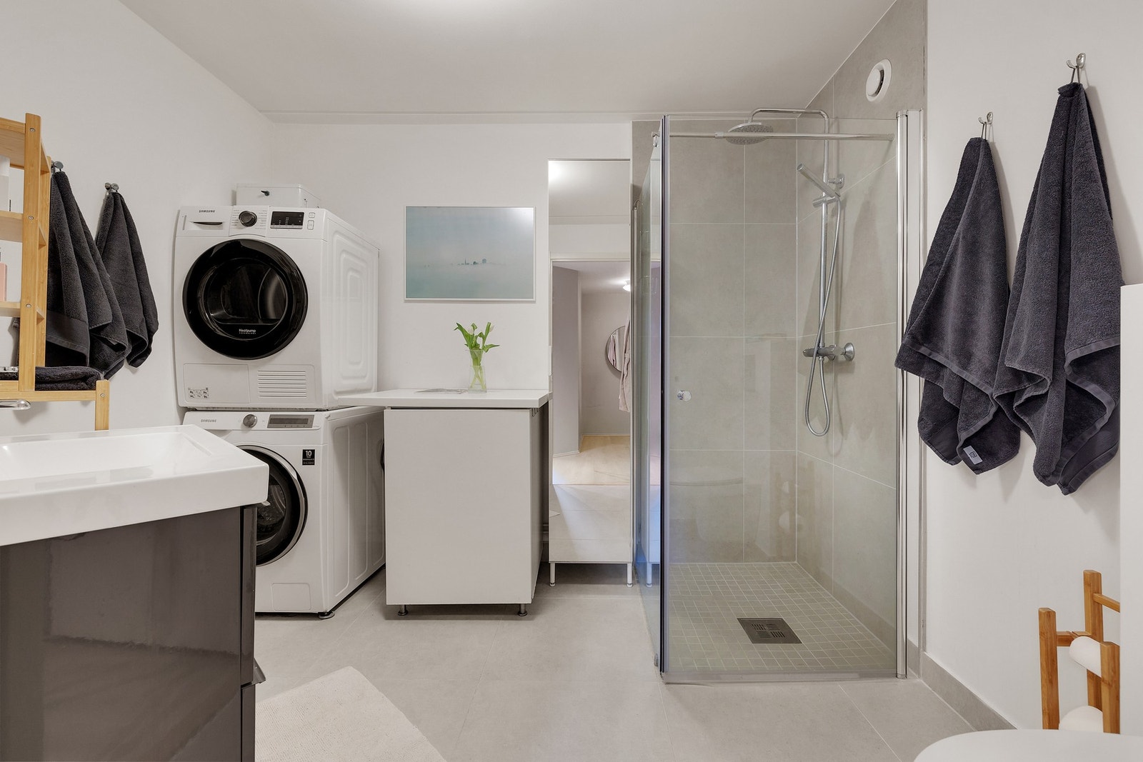 Flott og innbydende baderom med flis på flis fra 2023. Galleribilde