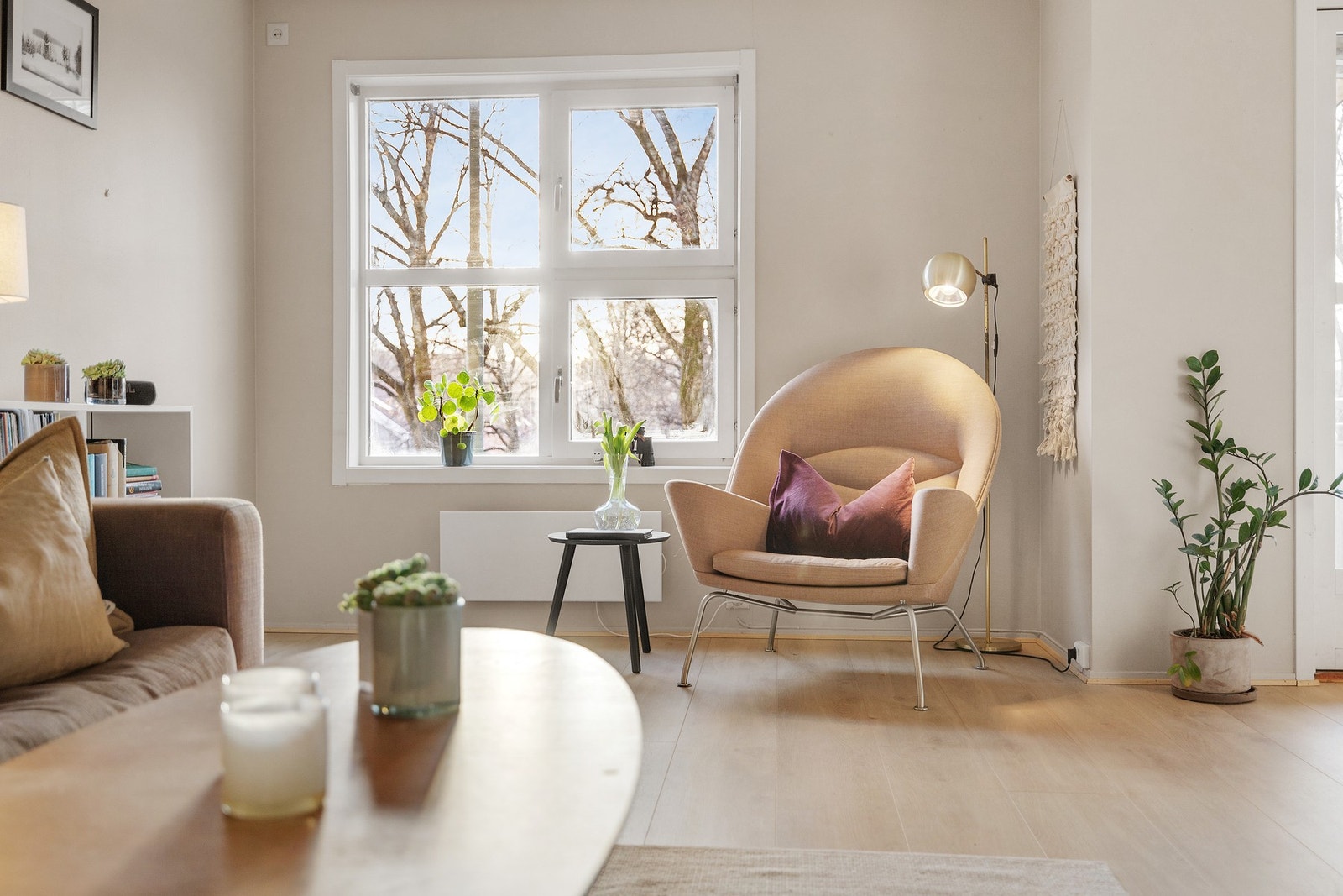 Legg merke til de store vindusflatene som slipper inn rikelig med naturlig lys. Galleribilde