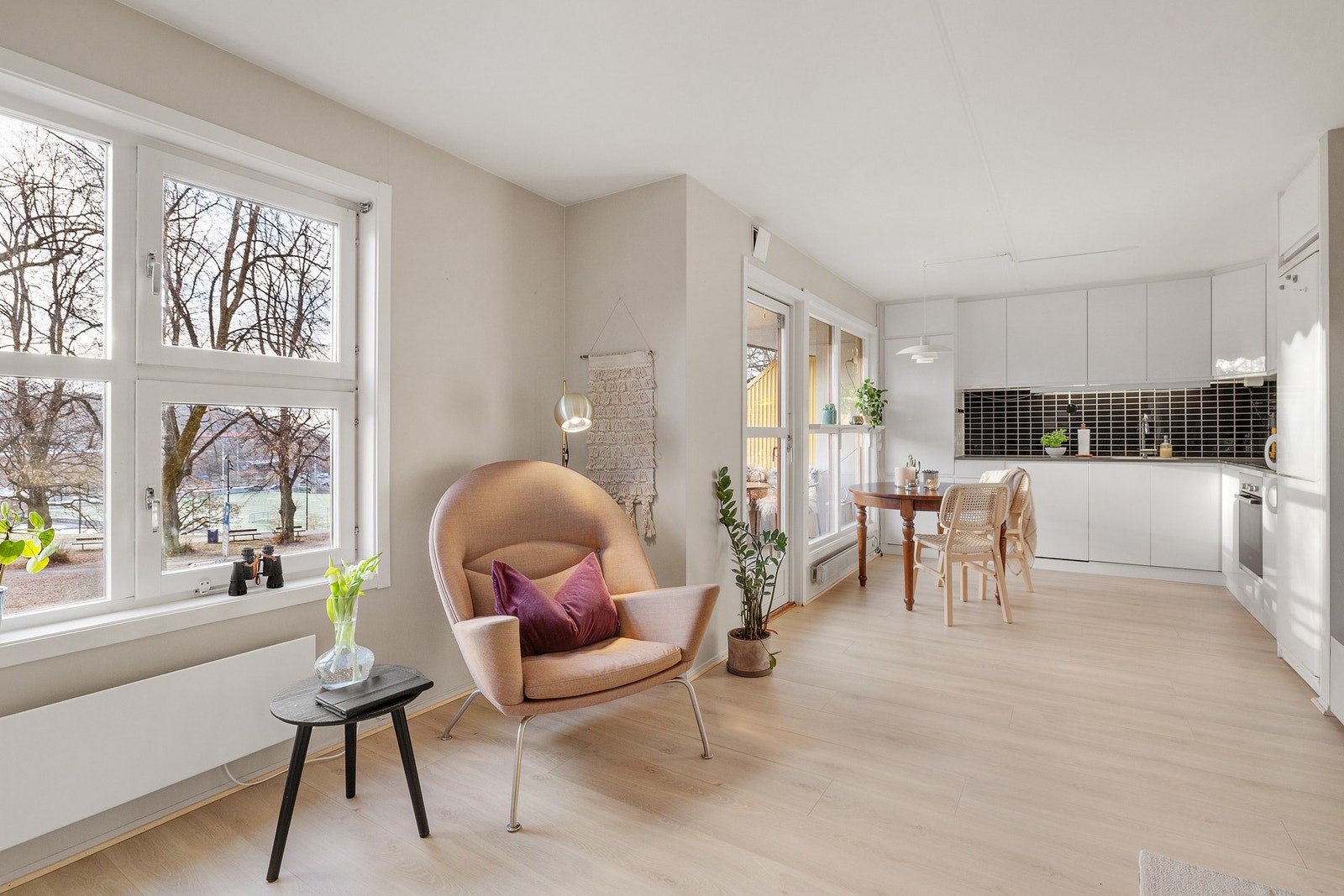 Den åpne stue-/kjøkkenløsningen understøtter leilighetens smarte planløsning. Galleribilde