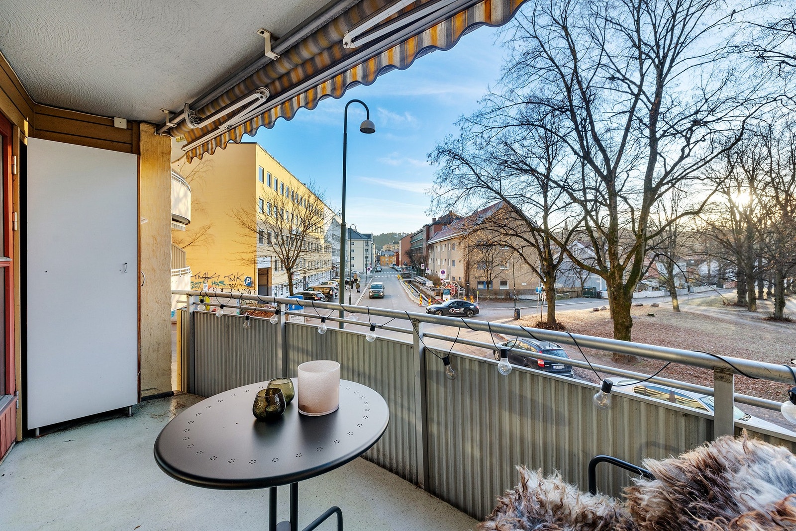 Det er montert belysning, samt stikkontakter. Galleribilde