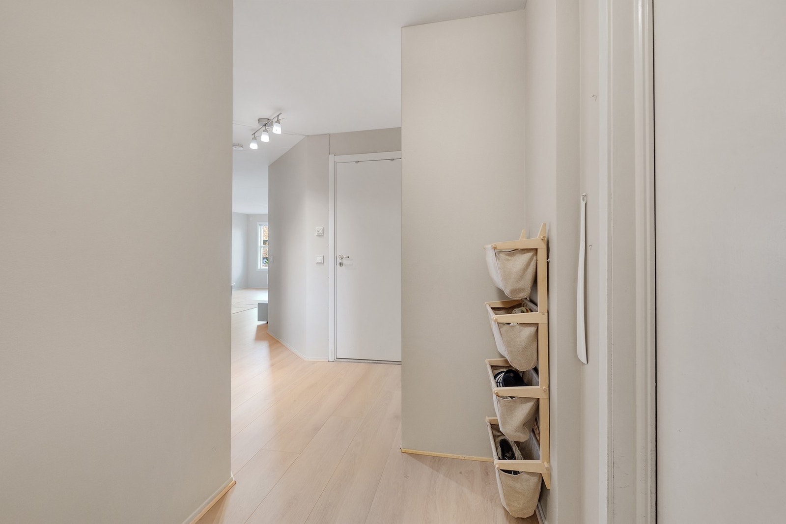 Her er det plass til avheng av ytterklær. Galleribilde