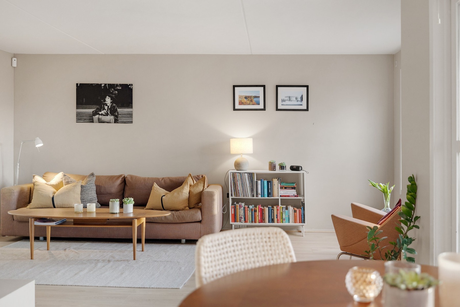 Leiligheten holder en gjennomgående høy standard med utsøkt farge - og materialvalg. Galleribilde