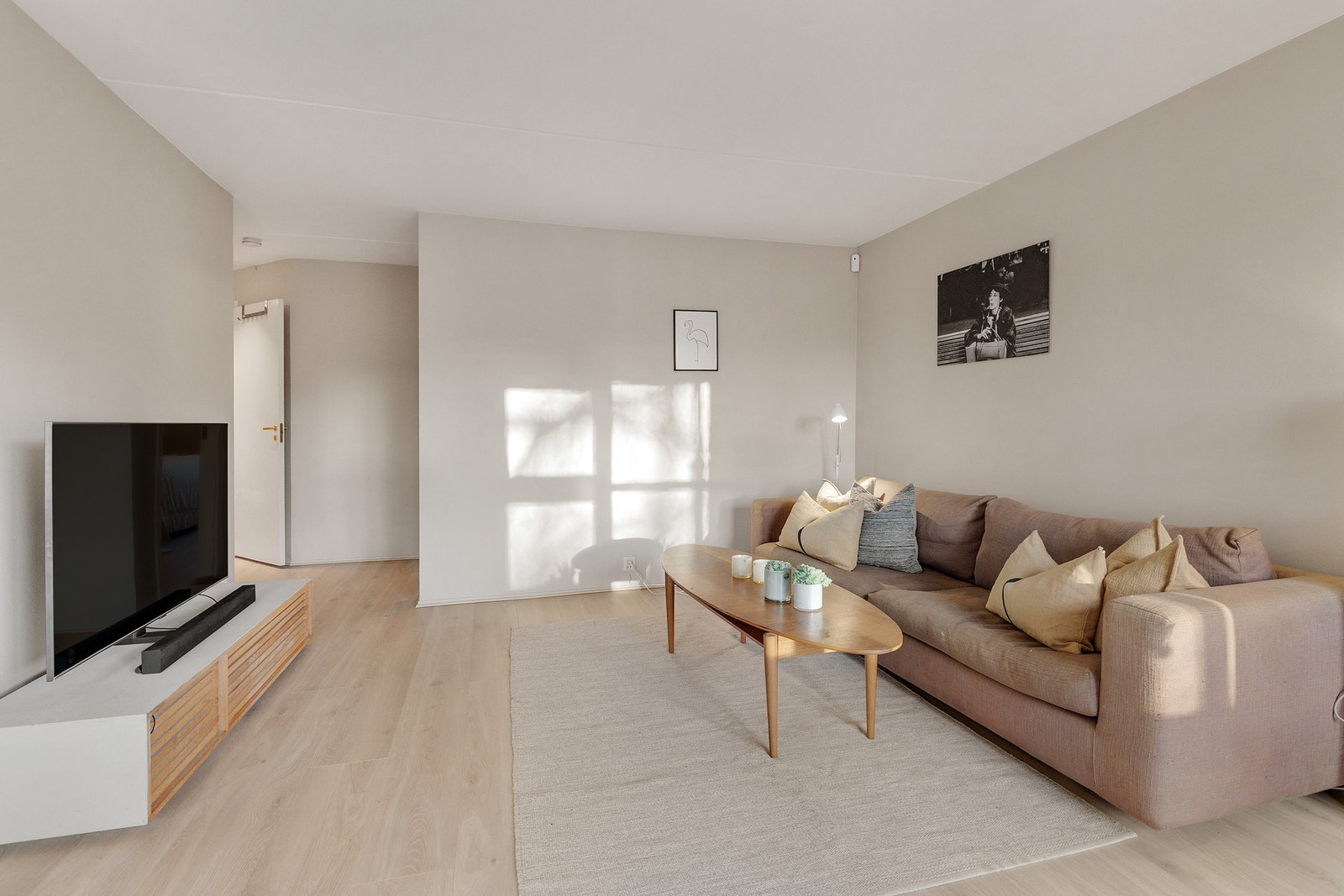 Det er god plass til sofaseksjon og medievegg. Galleribilde