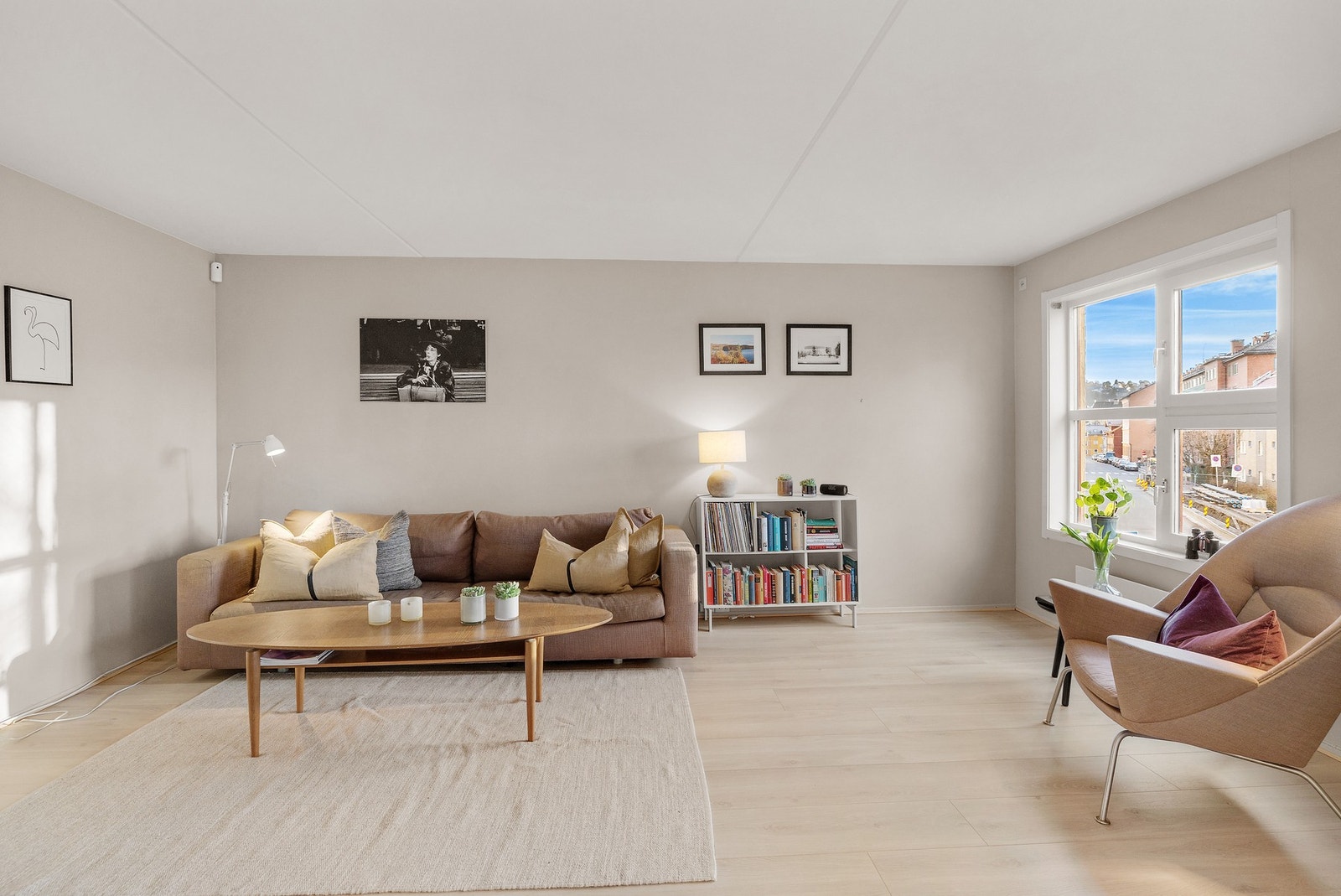 Romslig og lys stue med gode møbleringsmuligheter. Galleribilde