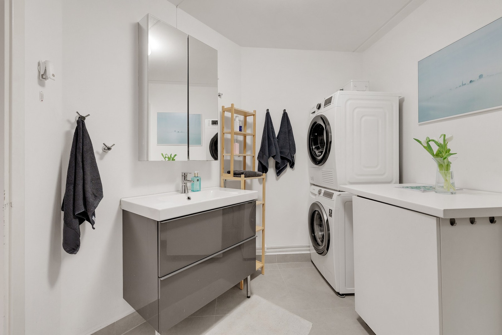 Badet har opplegg og plass for både vaskemaskin og tørketrommel. Galleribilde