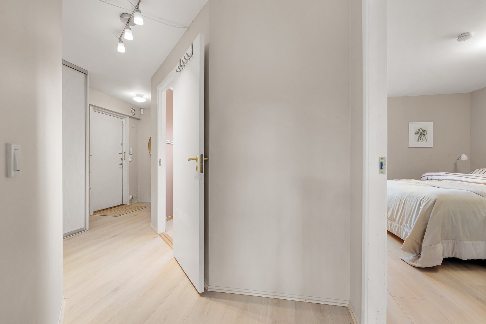 Fra entréen er det inngang til boligens hovedsoverom. Galleribilde