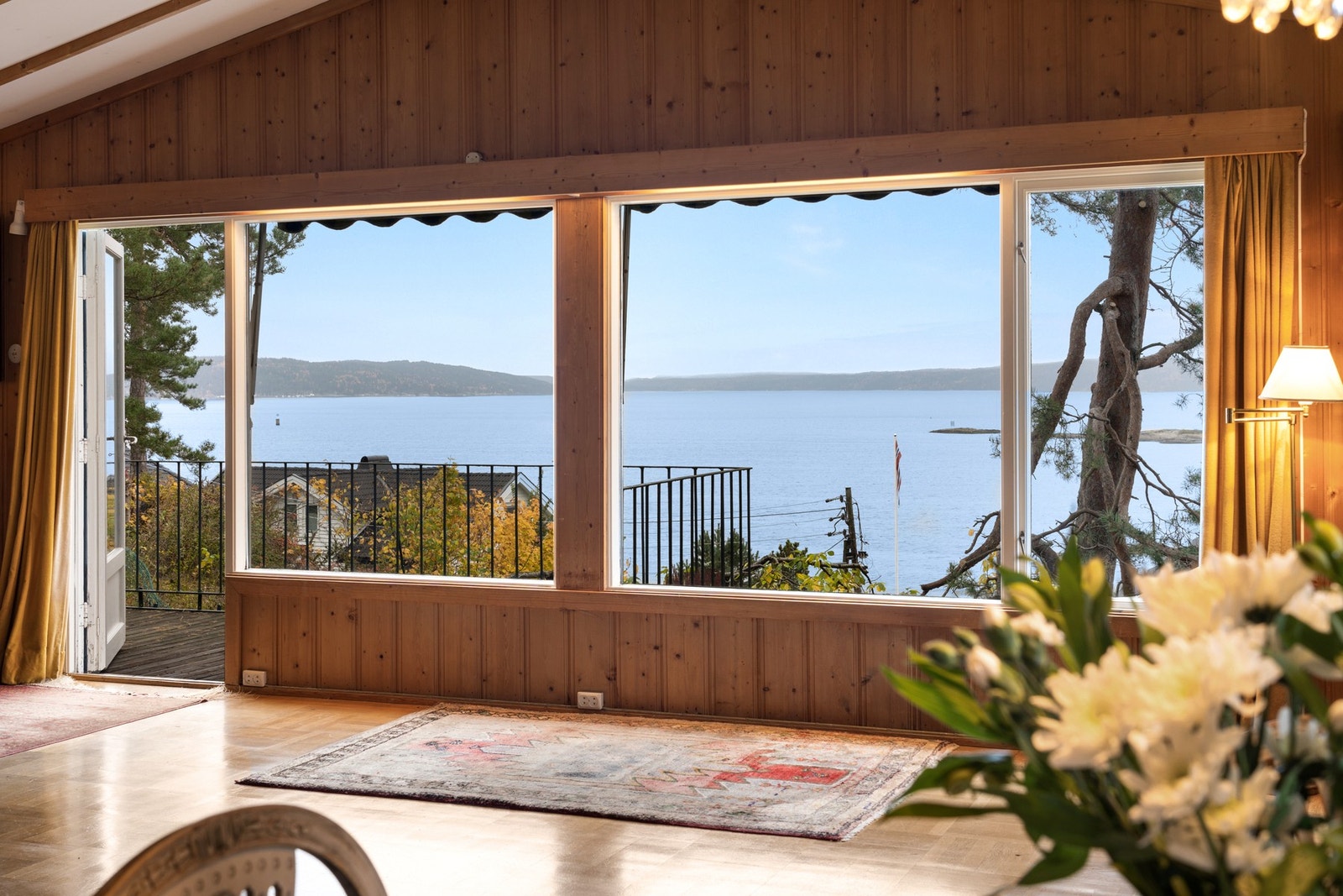 Sjeldent flott beliggenhet rett ved strand og fjord i maritime omgivelser Galleribilde