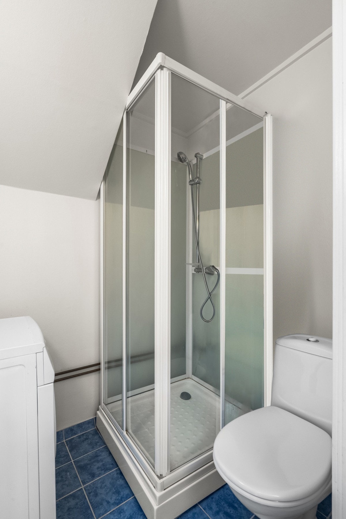 Baderommet i 1.etasjen er oppgradert i 2002 med nye gulvfliser, smøremembran, elektriske varmekabler og baderomsinnredning. Galleribilde