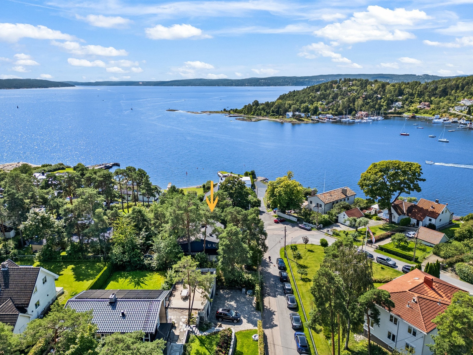 Eiendommen har en ettertraktet og sjelden beliggenhet, kun 90 meter til nydelig strand- og båtliv Galleribilde