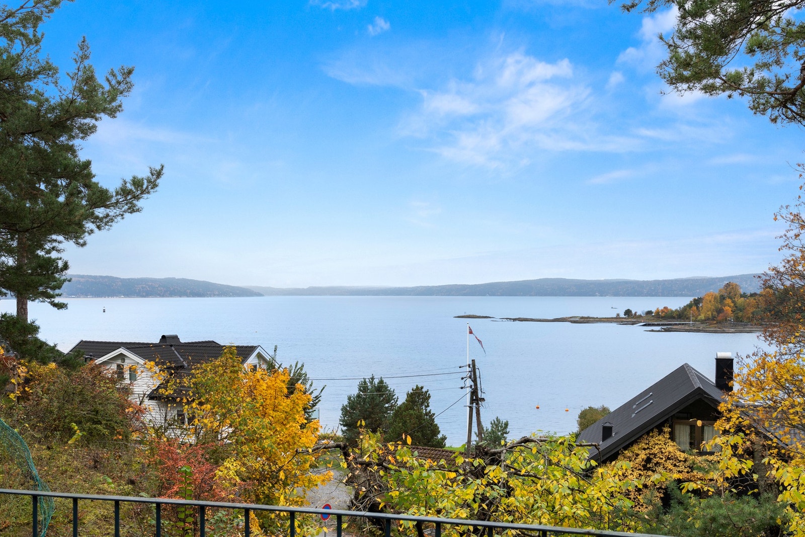 Tomannsboligen ligger høyt og fritt til med uhindret utsikt over Oslofjorden Galleribilde