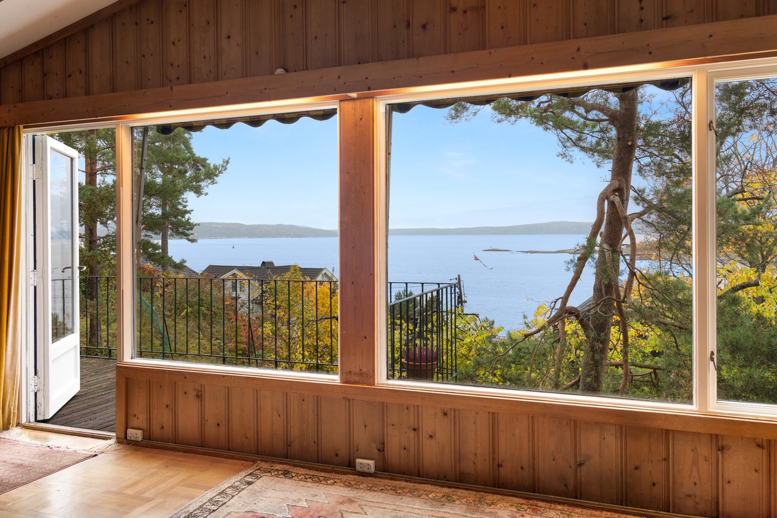 Fantastisk utsiktseiendom beliggende rett ved vannet med vakker fjordutsikt Galleribilde